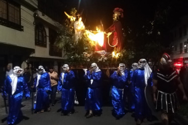 Procesión del Prendimiento en Riosucio. Con oraciones y lectura de mensajes de reflexión se revivió el acontecimiento de la traición a Jesús.