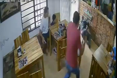 Fotos| Video| LA PATRIA  La patrullera trató de salir del local y cayó al suelo. Se salvó, porque el sujeto no le disparó. Cuando el ladrón intentó abandonar el sitio, la uniformada lo impacta en el abdomen y un glúteo. Se recuperaron una cadena de oro avaluada en $10 millones y un celular Samsung.