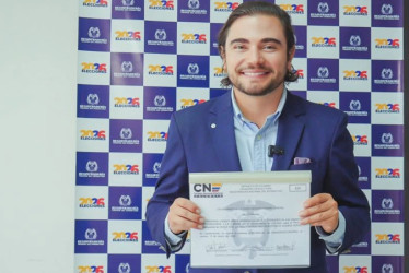 Santiago Osorio Marín contiene en sus manos la credencial que lo acredita como electo representante a la Cámara por Caldas.  