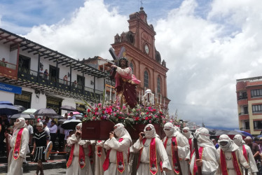 Procesión del viacrucis en Riosucio. Autoridades religiosas y la comunidad en general enseñaron respeto y fidelidad a la palabra del creador.