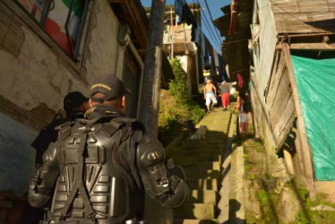 Foto|Archivo| LA PATRIA  Primer operativo de hace 10 años en Sierra Morena. Ese mismo día la Policía Metropolitana encontró a orillas de la quebrada Olivares una caleta de droga. Estaba oculta en una cueva de 12 metros de profundidad.