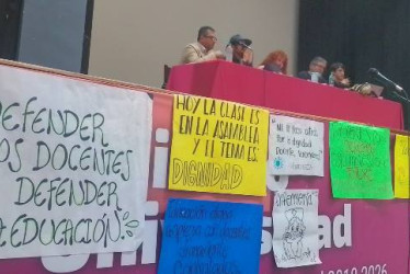 Foto I LA PATRIA  El rector, Fabio Arias, en la asamblea de profesores la semana pasada antes de ser aprobada en el Consejo Superior la formalización de 102,5 docentes ocasionales. La U. sigue en anormalidad académica.