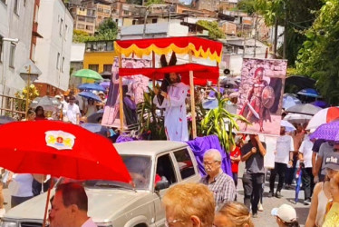 Decenas de personas asistieron al viacrucis en el barrio Estambul de Manizales.