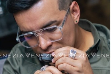 Fotos | Venezia| LA PATRIA  La joyería aclaró que Yeison no tuvo joyas con ese grabado y que sí portaba 2: uno de oro blanco de 18 kilates con diamantes y una réplica de oro y plata con circones, obsequiados por Venezia.