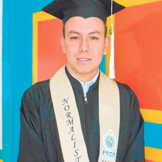 Juan Sebastián Suárez Tabares recibió su graduación como Normalista Superior de la Normal de La Presentación de Pensilvania al finalizar la formación complementaria en pedagogía en ceremonia cumplida en el templo Nuestra Señora de Los Dolores.