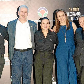María Isabel Suárez Betancourt, jefe comercial del centro comercial Parque Arboleda; Andrés Zamudio, jefe de Operaciones; Cristián Calcutta, gerente General Parque Arauco, División Colombia; Adriana Jimenez, center Manager del Parque Arboleda; Carolina Londoño, gerente de Experiencia - División Colombia en Parque Arauco; Camila Gutiérrez, subgerente de Marketing Parque Arauco; y José Valderrama Narváez, jefe de Marketing.