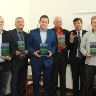 Ganadores del galardón La Red de Oro: Jorge Enrique Escobar, Jhon Ómar Candamil, Ricardo Gómez De La Roche, Olmedo Correa Correa, Carlos Alberto Estrada, Marino Vega Cardona, Miguel Ángel Vega, Martín Sierra Quiroz, Henry Gutiérrez Ángel y David Castelblanco.