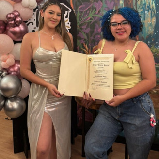 Foto | La Shiraka | LA PATRIA Karla Gómez, graduada de bachillerato del Colegio Perpetuo Socorro, en compañía de Greeicy Montoya.