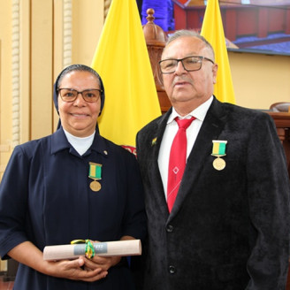 Sor María Estela Marchena Mendoza y Hernán de Jesús Muñoz Bedoya.