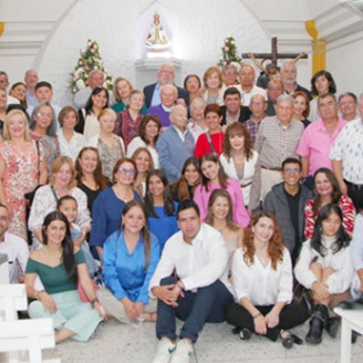Matilde, acompañada de la familia Marín Gutiérrez, en la celebración eucarística en acción de gracias por sus 97 años.