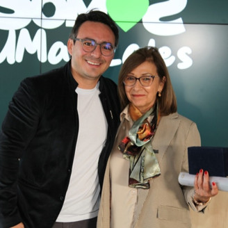 Julián García, concejal de Manizales, hace entrega del reconocimiento a Fanny Bernal Orozco.