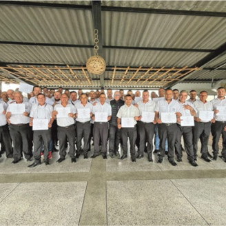 Felicitamos a nuestros profesionales conductores en su proceso de certificación en competencia laboral con el SENA: "Trasladar usuarios de acuerdo a la normativa de convivencia y de tránsito y transporte terrestre automotor", Unitrans comprometida con la formación de nuestros colaboradores, para brindar día a día un mejor servicio a la ciudad.