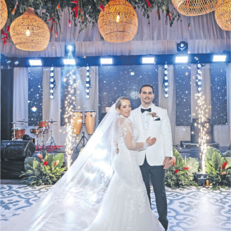 En la emblemática Iglesia de Santo Domingo, en Cartagena, los médicos internistas Carlos Manuel Gutiérrez Mendiola y Luz María Cárdenas Cardona. unieron sus vidas en una ceremonia llena de significado. El 12 de diciembre de 2025, rodeados de familiares y amigos, celebraron un amor construido con vocación, compromiso y complicidad.  Una noche inolvidable en la que la historia de la ciudad fue testigo del inicio de una nueva vida en común.