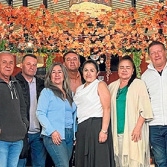 Foto | Henry Giraldo | LA PATRIA Felipe Jaramillo, Bertulio Jiménez, Alirio Escobar, Albeiro García, Sonia Àvalo (vicepresidenta de la junta directiva), Rubén Darío Mejía, Claudia Morales (gerente), Gloria Gallego, Andrés Herrera, Julián Ramírez (Emisora Voces), y Miguel García (presidente de la junta directiva).