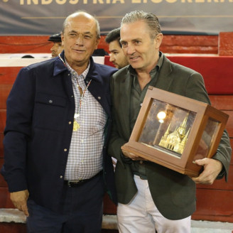 Fotos | Luis Trejos | LA PATRIA El torero colombiano Juan de Castilla fue reconocido con la réplica de la Catedral de Manizales. Entrega Juan Carlos Gómez, director de Cormanizales, y recibe Luis Miguel Encabo, apoderado de Juan de Castilla.