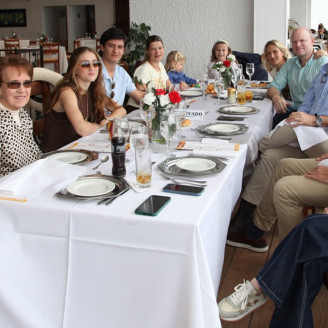Jorge A. Salazar, María Isabel Gutiérez, Luciana Arango, Martín Espitia, Catalina Giraldo, Victoria Salazar, Francisca Salazar, Alejandra Salazar, Lorenzo Salazar, Eduardo Arango, Felipe Gómez y Federica Salazar compartieron un almuerzo en el Club Manizales sede centro.