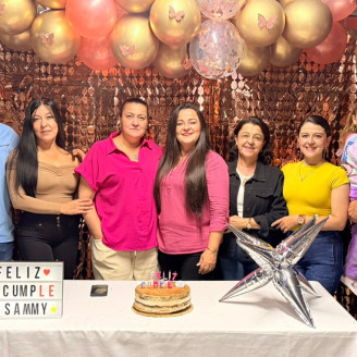 Foto | Lector | LA PATRIA En una finca de Villamaría (Caldas) se celebraron los 49 años de la rectora de la Institución Educativa Berlín Pácora, magíster Sandra Milena Escobar Franco, acompañada de su esposo, el educador Julio César Osorio, su hijo Mateo, y demás familiares. En la imagen, la cumpleañera comparte junto a sus hermanos John Fredy, Olga Lucía, Claudia Marcela, Stellita, María Eugenia y Jorge Escobar Franco.