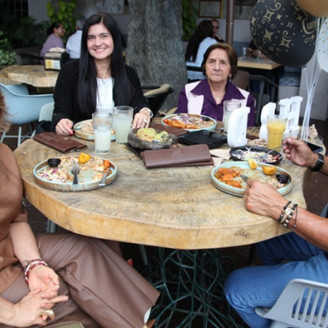 Fotos | Argemiro Idárraga | LA PATRIA En la celebración del cumpleaños de Édgar Loaiza Martínez, lo acompañaron Edith Loaiza Martínez, Paola Andrea Riaño Galvis y Ofelia Martínez Pérez