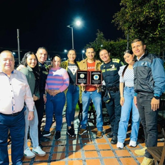 Fotos | LA PATRIA De izquierda a derecha: José Luis Berni (el Gordito de Oro), auxiliar de policía Valeria Pérez, subintendente Edwin Franco, subintendente Lina Granada, subintendente Lorena Arango, intendente jefe Nicolás Solarte (homenajeado); intendente jefe Alexánder Chiquillo, auxiliar de policía Karen Valencia e intendente Mauricio Vallejo.