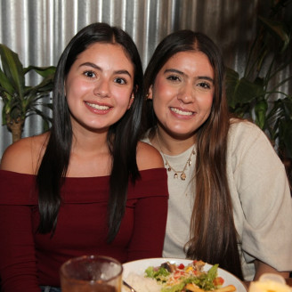 Foto | Argemiro Idárraga | LA PATRIA En el restaurante La Patatería, Laura Salinas y Zara Vásquez compartieron un almuerzo.