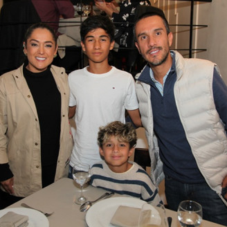 Foto | Argemiro Idárraga | LA PATRIA Alejandra Martínez, Matías Cano, Salvador Cano y David Cano compartieron una cena familiar en el restaurante Vino y Pimienta.