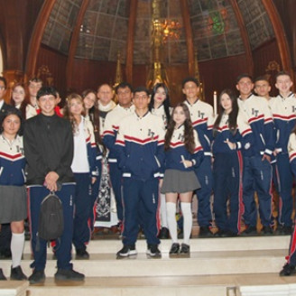 Grupo de estudiantes en compañía del rector y el capellán del Instituto Tecnológico.