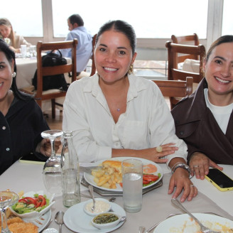 Natalia Ortiz, Daniela Beltrán y Natalia Arias compartieron un almuerzo entre amigas en el Club Manizales sede Centro.