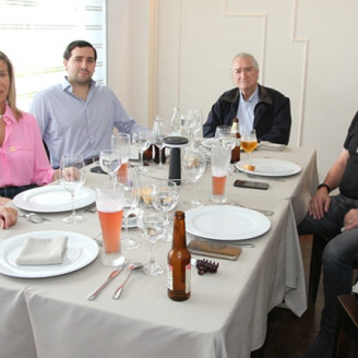 Foto | Argemiro Idárraga | LA PATRIA Estella Villa Hoyos, Carmen Agustí, Helenio José Juanes Agustí, Ómar Yepes Alzate, José Helenio Juanes Villa y Mariana Yepes Villa se reunieron en Vino y Pimienta.