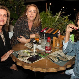 Foto | Argemiro Idárraga | LA PATRIA Elsa Restrepo, Lia Peláez y María Teresa Sánchez compartieron una cena de amigas en el restaurante Cortesana.