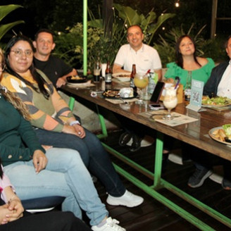 Luz Adriana Arboleda celebró su cumpleaños en el restaurante Cortesana, en compañía de Ángela María Alzate, Carolina Díaz, Uriel Arango, Darley Vargas, Luz Estella Amariles, Jorge Eduardo Velásquez y Francia Elena Montoya.