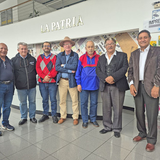 Foto | Freddy Arango | LA PATRIA En la imagen aparecen: Jairo Castro Eusse; Germán Mejía Gallo, director de Aquí Manizales; Fernando Alonso Ramírez, director LA PATRIA; José Fernando Garcés, director del Noticiero Económico Caldas; Fabio Arias Gómez (Ari), caricaturista ; Gildardo Ospina, periodista de Ecocultura; e Iván Darío Goez, de Caldas al Mediodía, de Radio Cóndor.