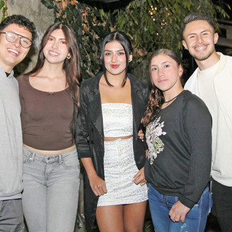 Foto | Argemiro Idárraga | LA PATRIA Sammy Cardona, Mariana Castaño, Zarich Rivera, Santiago Aguirre y Yuly Valencia, en un encuentro de amigos en el restaurante Cortesana.