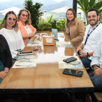 Angie Holguín, Valesca Godoy, Francia Alzate, Nathaly Orrego, Juan José Montoya y Andrés Penagos, compañeros de trabajo de Bellota, compartieron un almuerzo en el restaurante Cortesana.