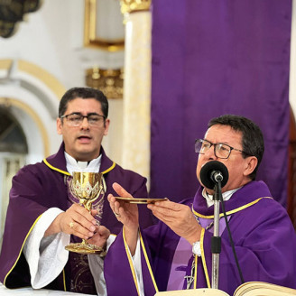 Fotos | Henry Giraldo | LA PATRIA El sacerdote James Clavijo Ortiz en compañía del obispo de la Diócesis de La Dorada–Guaduas, Hency Martínez Vargas.