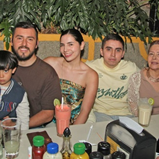 Cumpleaños de Samuel Pineda Villada: Tatiana Serna, Emiliano Pineda, Emmanuel Pineda, Estefanía Pineda, Samuel Pineda, María Clemencia Villada y José Fernando Pineda Osorio.