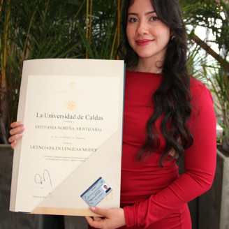 Fotos | Argemiro Idárraga | LA PATRIA Estefanía Noreña Aristizábal obtuvo su título como licenciada en Lenguas Modernas de la Universidad de Caldas.