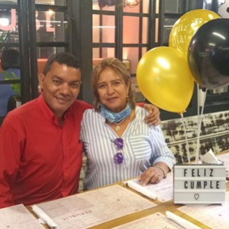 Foto | Rubén Darío López | LA PATRIA En Buffalo Republic de Milán celebraron su cumpleaños por partida doble Humberto Iglesias y Luz Amparo García quienes cumplieron este mes. La pareja estuvo acompañada por amigos y familiares.