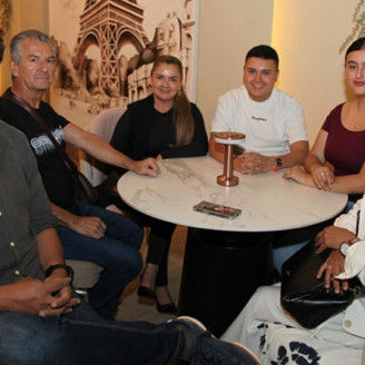 Cristian David Echeverry, Bernardo Echeverry, Beatriz Castro, Juan Sebastián Cardona, María José Echeverry y Gina Paola Sierra.