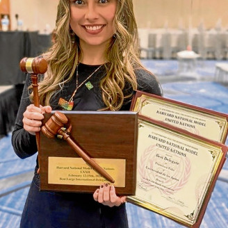 Foto | Cortesía | LA PATRIA  Francesca Fehó, egresada del Colegio Granadino (2021) y estudiante de Estudios Globales y Ciencia Política en la Universidad de los Andes, fue reconocida con el premio Best Delegate en el modelo de Naciones Unidas más prestigioso y competitivo del mundo: Harvard National Model United Nations. Este evento reúne cada año a más de 3.000 delegados de universidades de élite provenientes de 100 países.