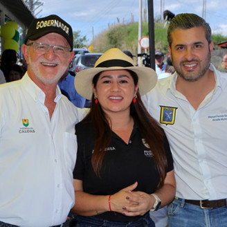 Foto | Luis Fernando Rodríguez | LA PATRIA Henry Gutierrez Ángel, gobernador de Caldas; Yeni Fernanda Henao Davila, alcaldesa de La Merced; y Manuel Fermín Giraldo Gutierrez, alcalde de Salamina.