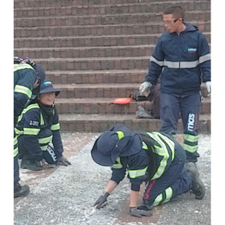 A operarios de Emas les resultó tremenda tarea. Resulta que parte del piso de la Plaza de Bolívar quedó impregnado de parafina tras la velatón por Yeison Jiménez.
