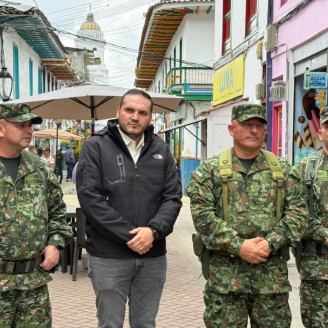 Foto | Jorge Iván Castaño | LA PATRIA El alcalde de Neira, Jhon Jairo Castaño, recibió la visita de los altos mandos que pasaron revista por el municipio.