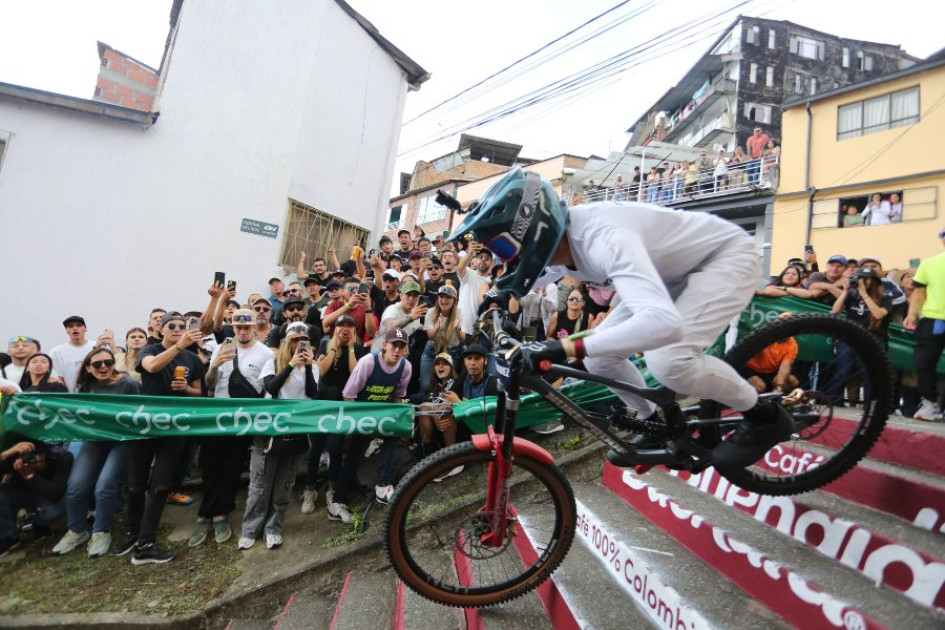 Felipe Rodríguez, piloto caldense, desciende sobre una de las rampas del down hill de la Feria de Manizales Felipe Rodríguez, piloto caldense, desciende sobre una de las rampas del down hill de la Feria de Manizales