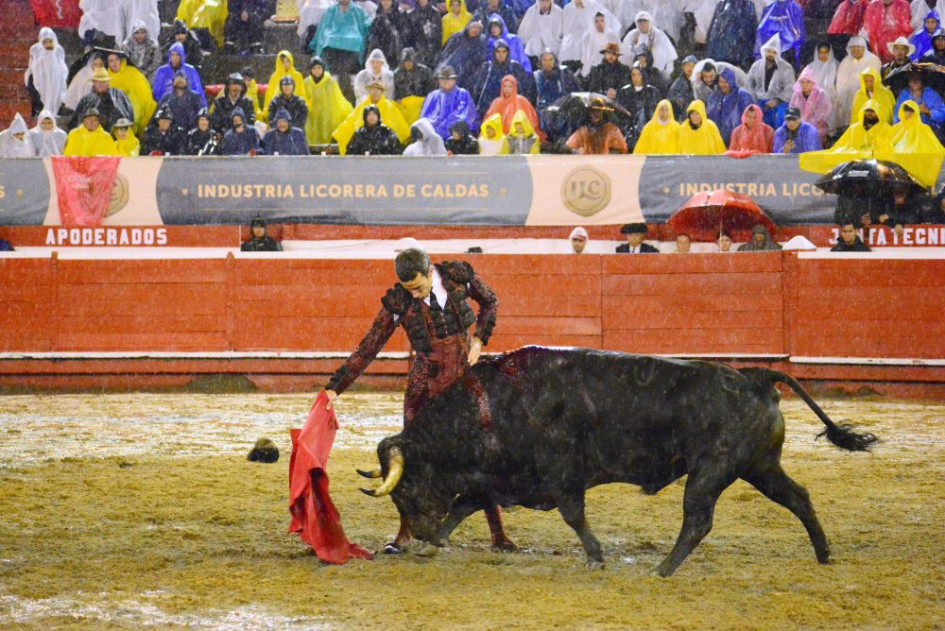 Derechazo de David de Miranda a su toro Azulejo de 504 kg de la ganadería de Ernesto Gutiérrez.