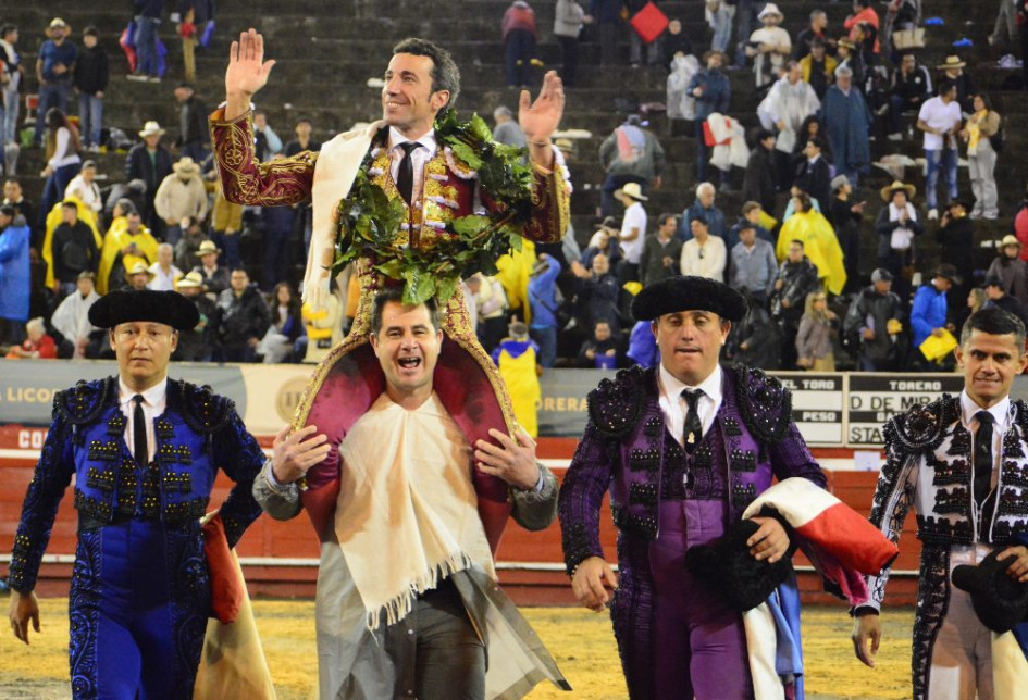 El torero español David de Miranda le cortó tres orejas a sus toros de la ganadería de Santa Bárbara y salió en hombros en su debut en la Plaza de Toros de Manizales.
