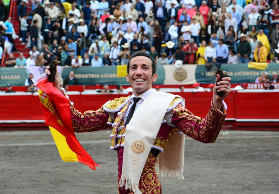 David de Miranda en la vuelta al ruedo, luego de cortarle las dos orejas a su toro de la ganadería de Santa Bárbara en la segunda corrida de la Temporada Taurina de Manizales.