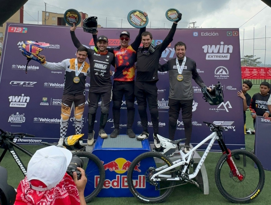 El podio del Down Hill Urbano de la Feria de Manizales 2026. El título fue para el manizaleño Camilo Sánchez, conocido como Paquito.