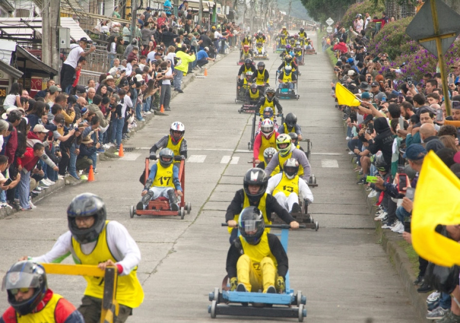 Cientos de aficionados se acomodaron a lado y lado de la vía para ver la primera etapa de los carritos de balineras de la Feria. Se disputó entre La Sultana y La Toscana.