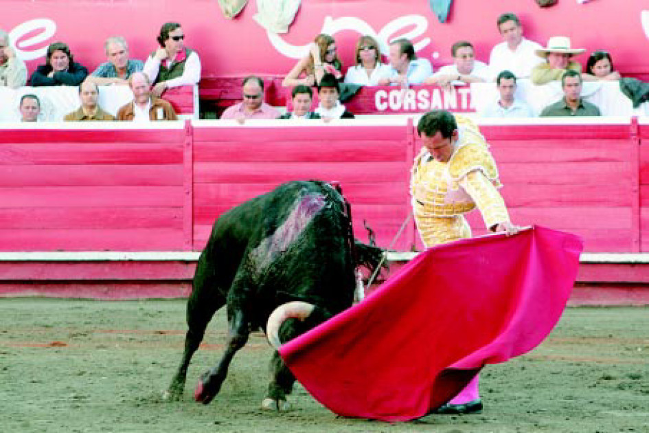 César Rincón lidió en su última corrida, a plaza llena, de su exitosa carrera en este ruedo.