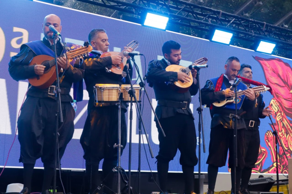 Estas agrupaciones interpretan pasodobles, boleros y rumbas, integrando también ritmos más contemporáneos como música tropical y vallenato.